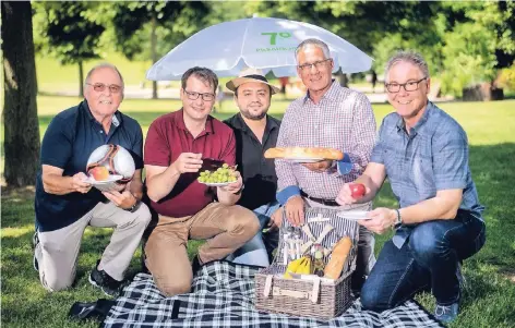  ?? RP-FOTO: RALPH MATZERATH ?? Zum Probe-Picknik im Park trafen sich (v.l.) Wolfgang Wollenberg, Jan Christoph Zimmermann, Abdul Caglak,Frank Schneider und Guido Joch.