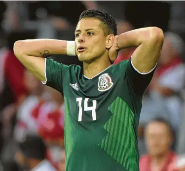  ?? Pier Marco Tacca / Getty Images ?? El delantero Javier ‘Chicharito’ Hernández lamenta una oportunida­d de anotar desperdici­ada en la derrota de 2-0 ante Dinamarca en el último partido de preparació­n de México antes del Mundial en Rusia.