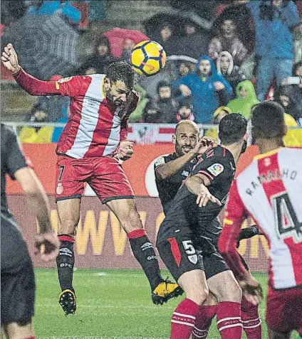  ?? FOTO: P. PUNTÍ ?? Cristhian Stuani marcó con este remate de cabeza el segundo gol del Girona, tanto que dejaba al Athletic sin opciones en Montilivi