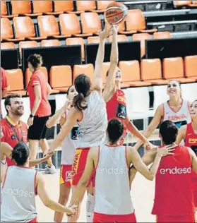  ?? FOTO: EFE ?? Salto entre dos durante el entrenamie­nto de ayer en la Font de Sant Lluís