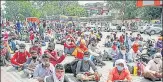  ?? ANI ?? ■
Migrants cover themselves during the scorching heat as they wait at bus stand to go to their native place in Meerut on Sunday.