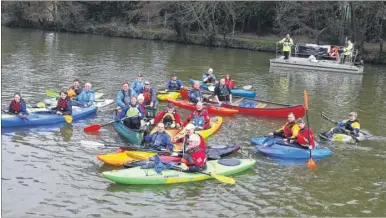  ?? Picture: Andy Jones FM4704991 ?? Members of Maidstone Canoe Club sweeping the River Medway for rubbish