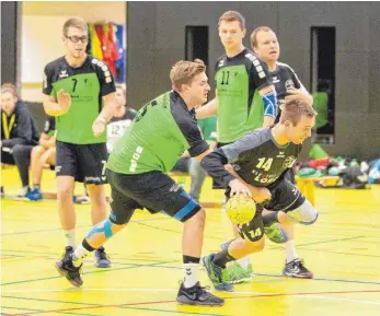  ?? FOTO: ALHO ?? Ausgebrems­t: Karsten Freise (am Ball) und seine TSG Ailingen müssen sich der SG Burlafinge­n/PSV Ulm geschlagen geben.