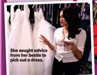  ??  ?? She sought advice from her bestie to pick out a dress.