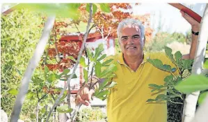  ?? FOTO: UWE MISERIUS ?? Lothar Schmitz hat einen eigenen großen Garten. Dem möchte er künftig mehr Zeit widmen.