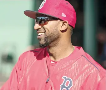  ?? AP/TONY AVELAR ?? La vida le sonríe a Eduardo Núñez en el Fenway Park, la casa del principal rival de los Yanquis.