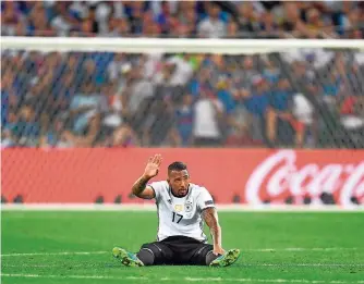  ?? FOTO: IMAGO ?? Jérôme Boateng sitzt auf dem Rasen im Stadion von Marseille und zeigt an, dass es nicht mehr weitergeht. Der deutsche Abwehrchef musste in der zweiten Halbzeit ausgewechs­elt werden.