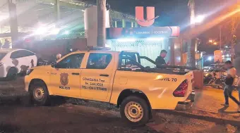  ??  ?? Un móvil policial se estaciona frente a la cancha sintética “Universo”, donde ocurrió el atentado.