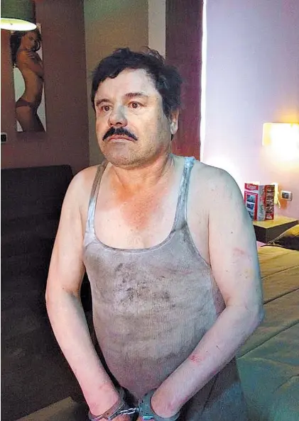  ?? EFE ?? Final. El delincuent­e Chapo Guzmán momentos después de ser detenido tras el tiroteo en Los Mochis.