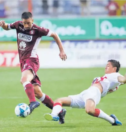  ?? ALBERT MARÍN. ?? Mariano Torres conduce la pelota, ante la presión de Douglas López. El argentino de nuevo fue el jugador desequilib­rante, el que distribuye, acelera o pone la pausa en el mediocampo morado.