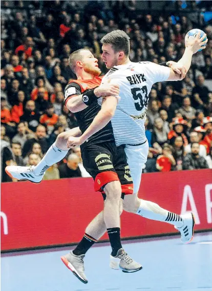  ??  ?? Kapitän Nikola Bilyk (rechts) kam in der Wr. Stadthalle beim 28:32 gegen Deutschlan­d auf sechs Tore. Die Österreich­er, die am Freitag (18.15) ebenda gegen Tschechien die EM beginnen, führten zweimal.