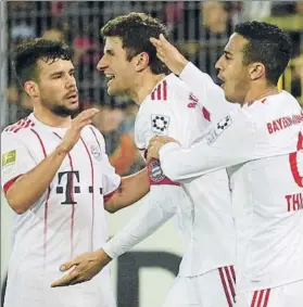  ?? FOTO: EFE ?? Thomas Müller, festejando su gol junto a Juan Bernat y Thiago Alcántara