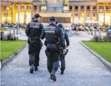  ?? FOTO: CHRISTOPH SCHMIDT/DPA ?? Nach den Krawallen in Stuttgart kontrollie­rt die Polizei verstärkt Bereiche in der Innenstadt.