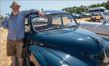  ??  ?? Leo Manley with his 1968 Morris Minor.