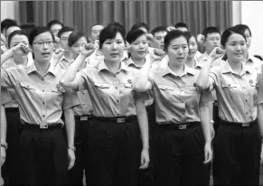  ?? PROVIDED TO CHINA DAILY ?? Newly appointed judge assistants take their oath as they assume their posts in Shanghai.