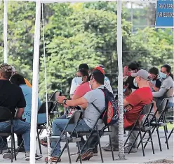  ?? FOTO: EL HERALDO ?? Las salas de espera de cada centro permanecen con mayor afluencia de pacientes y por definición de caso les aplicarán la prueba.