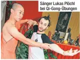  ??  ?? Sänger Lukas Plöchl bei Qi-Gong-Übungen