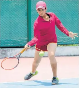  ?? MUQEED/HT ?? Uttar Pradesh’s Advancy Goldsmith plays a forehand shot during her match at the Shashank Shekhar Singh Memorial AITA Championsh­ip Series in Lucknow on Wednesday.