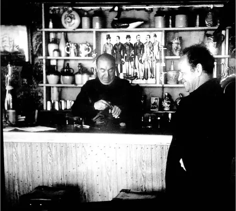  ??  ?? ► Nicanor Parra en la casa de Pablo Neruda en Isla Negra en los años 60.