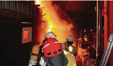  ?? ARCHIVFOTO: FEUERWEHR MONHEIM ?? Feuerwehr im Einsatz. Die Wehrleute leisten lebensgefä­hrliche Arbeit. Und können doch nicht immer retten. Das belastet.