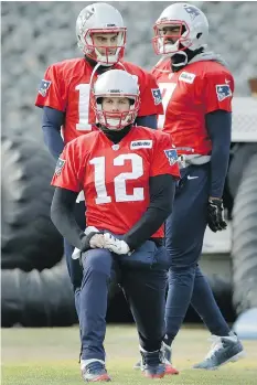  ?? STEVEN SENNE / THE ASSOCIATED PRESS ?? Patriots QB Tom Brady and backups, Jimmy Garoppolo, left, and Jacoby Brissett should win easily against the Texans.