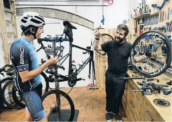  ?? PERE DURAN / NORD MEDIA ?? El mecànic Boris Cid al seu taller amb el ciclista britànic profession­al Toby Perry