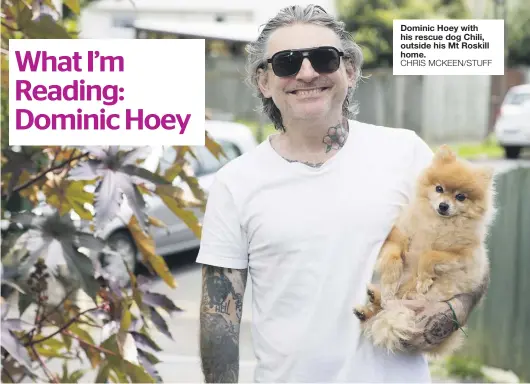  ?? CHRIS MCKEEN/STUFF ?? Dominic Hoey with his rescue dog Chili, outside his Mt Roskill home.