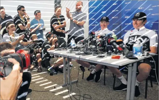  ??  ?? CONFERENCI­A. Chris Froome y Geraint Thomas atendieron a los medios en el aparcamien­to de su hotel Campanile de Carcasona.