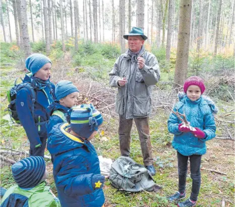  ?? FOTO: PETRA RAPP-NEUMANN ?? Für Kinder war die Waldführun­g besonders spannend. Sie entdeckten, wie das Geweih eines Rehbocks aussieht.