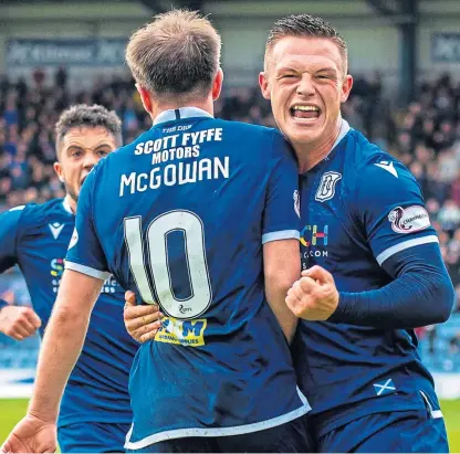  ?? Picture: SNS. ?? Jordan Marshall leads the celebratio­ns after Paul Mcgowan sends Dundee in front.