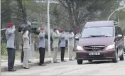  ?? (Photos Hélène Dos Santos) ?? Moment d’émotion intense hier après-midi, avec l’arrivée du cortège funéraire sur la base, accueilli par les militaires.