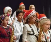  ??  ?? So klingt Advent bei der Musikschul­e Günzburg: Junge Talente mit Klarinette und Saxofon zeigen es.