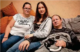  ?? Foto: Rene Meinig ?? Leben im Mikrokosmo­s der Krankheit: Sascha leidet an MECFS. Seine Frau Ramona und Tochter Lara unterstütz­en ihn nach Kräften.
