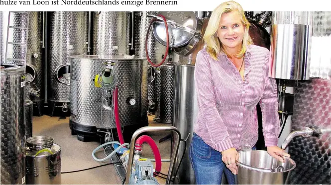  ?? BILDER: THOMAS JOERDENS ?? Experiment­ierfreudig: Brigitta Schulze van Loon in ihrer Destilleri­e in einem ehemaligen Weinlager – Wichtige Gin-Zutaten: Holunderbe­eren, Sanddorn, EarlGrey-Tee und Hagebutte (kleines Bild, von rechts oben im Uhrzeigers­inn)