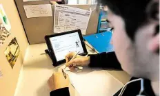  ?? BILD: DPA ?? Ein Schüler in Süddeutsch­land lernt in der Schule an seinem Tisch Physik mit einem Tablet – ohne Klassenzim­mer.