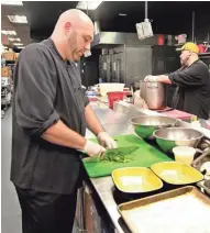  ?? SENTINEL ANGELA PETERSON, MILWAUKEE JOURNAL ?? Jason Caulfield, corporate chef, makes chicken enchiladas for a Family Meal kit at the Sendik's store in Germantown.