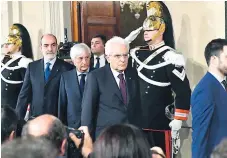  ?? AFP ?? REUNIÓN. El presidente Sergio Mattarella llega a conferenci­a después de reunirse con el primer ministro, Giuseppe Conte.