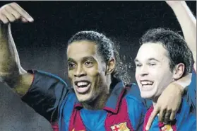  ?? FOTO: PERE PUNTÍ ?? Con Ronaldinho, tras su primer gol con el Barça (14/01/2004) al Levante en Copa