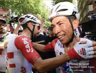  ?? FOTO PHOTO NEWS ?? Thomas De Gendt feliciteer­t Caleb Ewan.