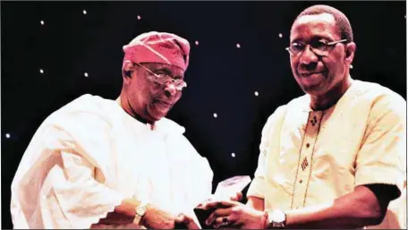  ??  ?? Former Ogun State Governor, Chief Olusegun Osoba (left), presenting the Independen­t Newspaper Most Outstandin­g Aviation Terminal Operator of the Year 2017 Award, won by the Chairman of Resort Group, Dr. Wale Babalakin (SAN), to his representa­tive and...