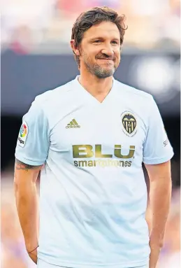  ?? ?? 44-letni dziś Mista zakończył karierę w 2010 roku (na zdjęciu w barwach legend Valencii w meczu z gwiazdami reprezenta­cji Hiszpanii, rozegranym w 2019 roku na stulecie klubu).