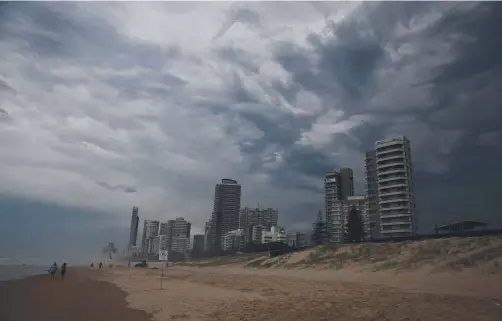  ?? Picture: ADAM HEAD ?? The storm that lashed the Coast late yesterday making its presence felt near Surfers.