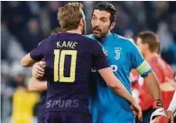  ??  ?? Tottenhams Harry Kane mit Juvetorman­n Gianluigi Buffon