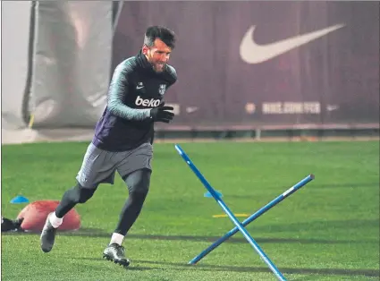  ?? FOTOS: FCB ?? Leo Messi acelera en su regreso al trabajo en una sesión intensa, con físico y balón. Luis Suárez, Malcom (en la imagen con Piqué) y Arturo Vidal fueron otros de los que volvieron con Munir y Arthur