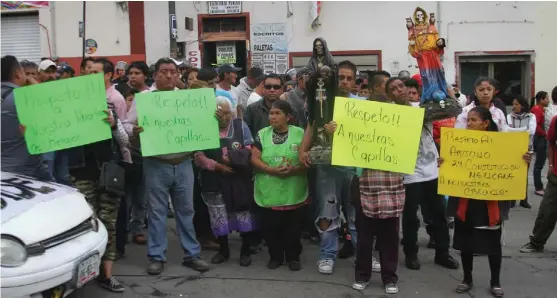  ?? Foto: Jorge Sánchez ?? Seguidores del culto a la llamada “Niña Blanca” y miembros de la FOIDEH se manifestar­on en la sede del ayuntamien­to.