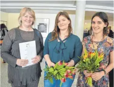  ?? FOTO: ANGELA HÄUSLER ?? Drei glückliche Preisträge­rinnen der 33. Schwäbisch­en Grafikauss­tellung: (von links) Martina Staudenmay­er (Grafikprei­s), Nina Krug und Pauline Mayser (beide Jugendförd­erpreis).