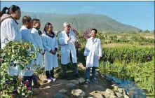  ?? PROVIDED TO CHINA DAILY ?? Kong Hainan, a guest professor of Shanghai Jiao Tong University’s school of environmen­tal science and engineerin­g, instructs his students in Dali, Yunnan province.