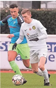  ?? FOTO: ACHIM BLAZY ?? Fynn Leon Eckhardt (rechts), hier im Oberligasp­iel gegen den FC Kray, hat seinen Vertrag bei Ratingen 04/19 verlängert.