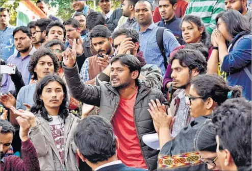  ?? SANJEEV VERMA/HT PHOTO ?? JNU student leader Kanhaiya Kumar (centre) and other students at a protest before the former’s arrest in New Delhi.