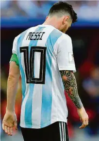  ?? Dylan Martinez/reuters ?? O meia argentino Messi deixa o campo desolado; jogador nunca marcou gols fora das fases de grupos